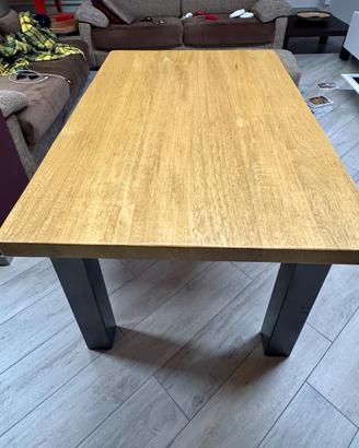 Tavolo in legno e gambe in acciaio