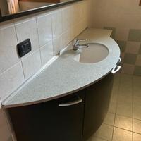 Bagno completo di sanitari e mobili