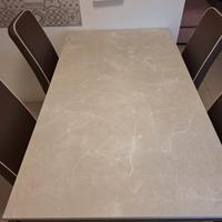 Tavolo da cucina con sedie