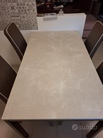 Tavolo da cucina con sedie