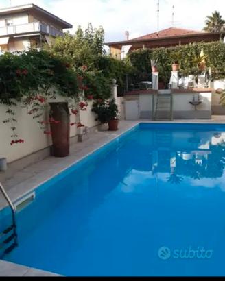 IN CENTRO a 5"a piedi dal mare e PISCINA PRIVATA