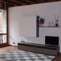 Mobile tv, mensola e parte di armadio sospeso.