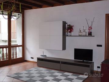 Mobile tv, mensola e parte di armadio sospeso.