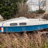 Piccola barca a vela da 6 metri