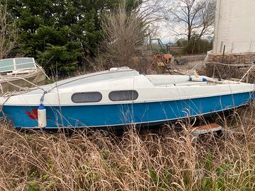 Piccola barca a vela da 6 metri