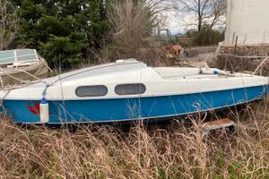 Piccola barca a vela da 6 metri