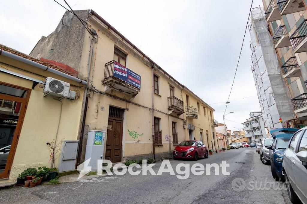 Palazzo / Stabile di 240 m² con più di 5 locali a