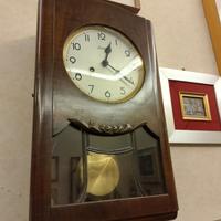 antico orologio a pendolo da muro