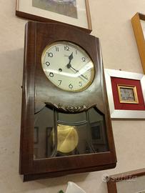 antico orologio a pendolo da muro