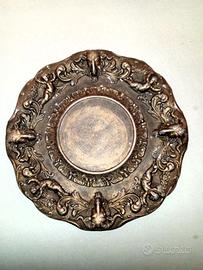 Sottovaso in metallo ramato con figure in rilievo