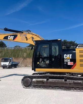 ESCAVATORE CINGOLATO CAT 323 E LN