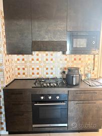 Cucina con elettrodomestici