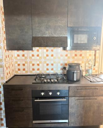 Cucina con elettrodomestici