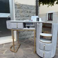 Tavolo per manicure con aspiratore + strumenti.