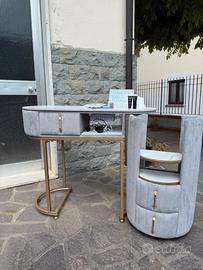 Tavolo per manicure con aspiratore + strumenti.