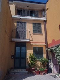 Appartamento su tre livelli semindipendente