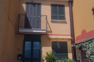 Appartamento su tre livelli semindipendente