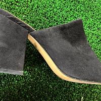 Sabot con tacco quadrato in camoscio nero