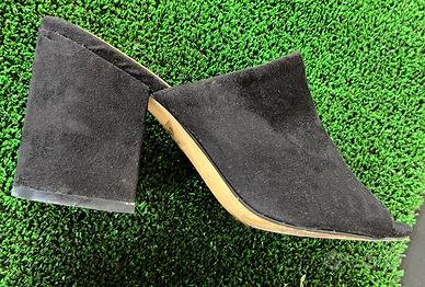 Sabot con tacco quadrato in camoscio nero