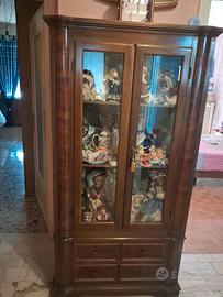 Vetrina in legno massello con vetrine e cassetti