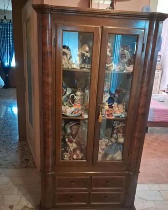 Vetrina in legno massello con vetrine e cassetti