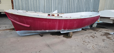 Gozzo in vetroresina con motore entrobordo