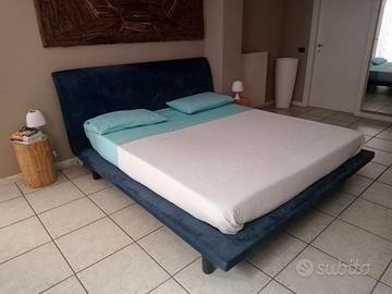 Letto matrimoniale con pouf