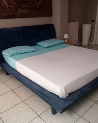 Letto matrimoniale con pouf