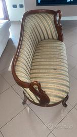 Divanetto vintage in legno e tessuto – stile class