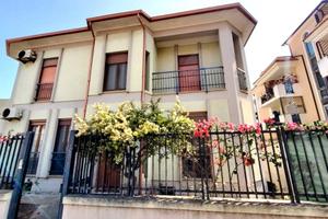 Ampia villa indipendente con giardino e garage