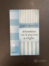Bambino con il Pigiama a righe