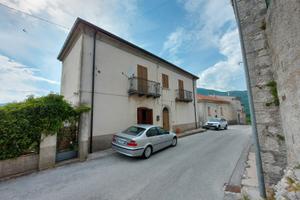 Casa indipendente con giardino