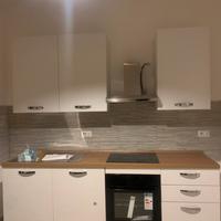 Cucina nuova con tavolo e 4 sedie