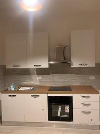 Cucina nuova con tavolo e 4 sedie