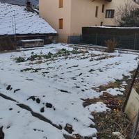 Fabbricato rurale con giardino