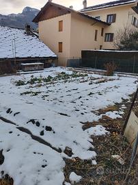 Fabbricato rurale con giardino