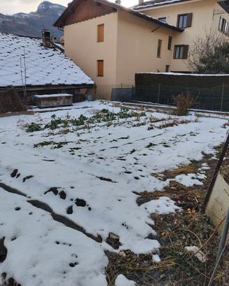 Fabbricato rurale con giardino