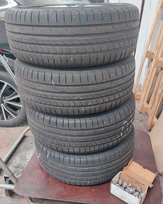 treno di gomme estive con cerchi in lega