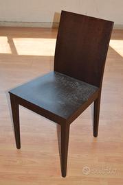 Sedia marrone in legno