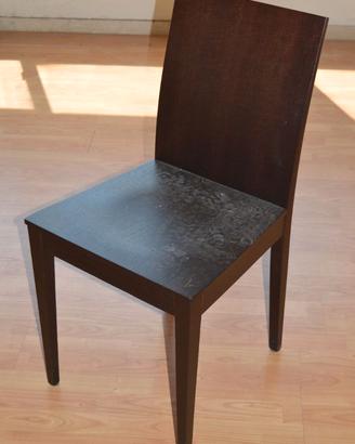 Sedia marrone in legno