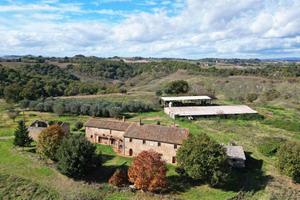 Rustico / Casale di 1075 m² con più di 5 locali e 