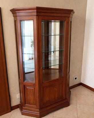 Elegante vetrina in noce con ripiani in cristallo
