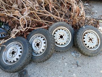 gomme da campagna con i chiodi