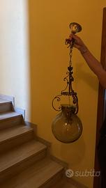 Lampadario in ferro battuto con globo in vetro