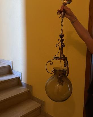 Lampadario in ferro battuto con globo in vetro