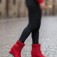 Meravigliosi stivaletti rossi con tacco interno