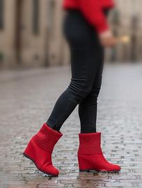 Meravigliosi stivaletti rossi con tacco interno