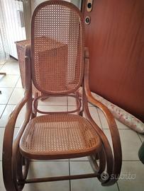 sedia a dondolo anni 80 legno e paglia di Vienna