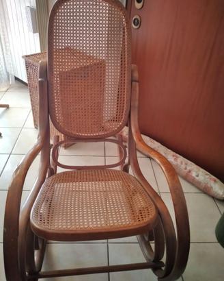 sedia a dondolo anni 80 legno e paglia di Vienna