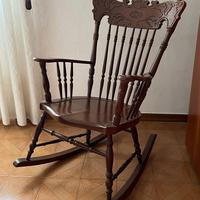 Sedia a dondolo vintage in legno